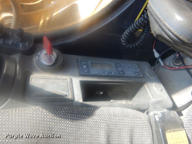 image for item KS9929 2005 John Deere 330C LC  excavator