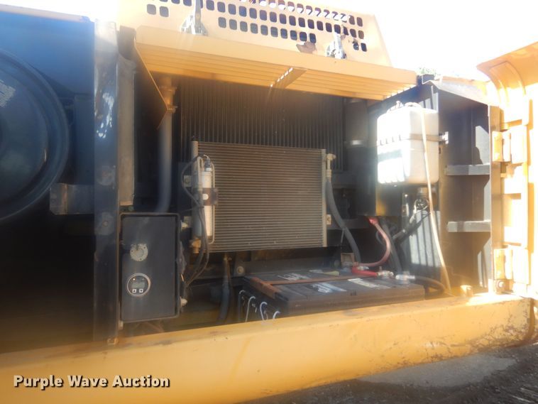 image for item KS9929 2005 John Deere 330C LC  excavator