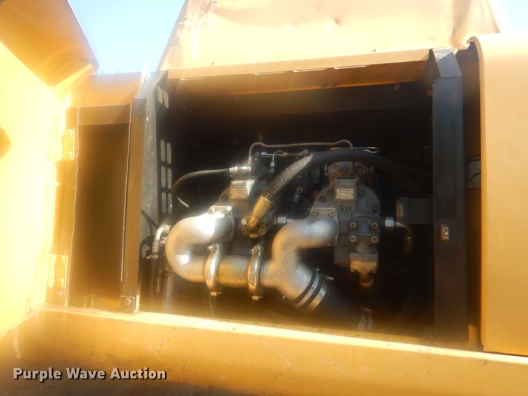 image for item KS9929 2005 John Deere 330C LC  excavator