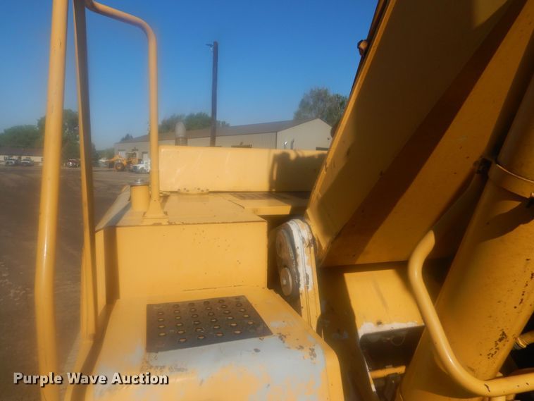 image for item KS9929 2005 John Deere 330C LC  excavator