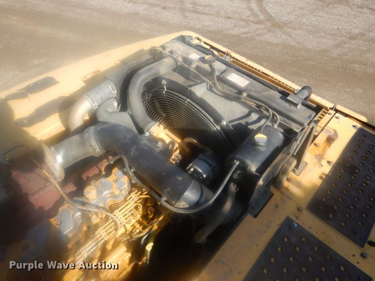 image for item KS9929 2005 John Deere 330C LC  excavator