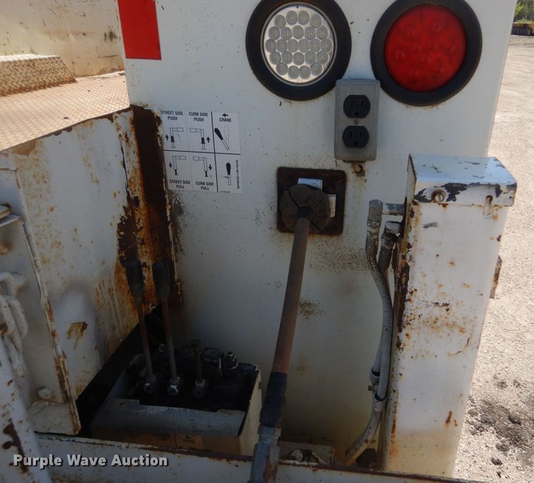 image for item KS9948 2006 International 4200  utility / service truck