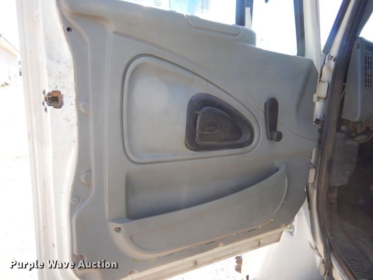 image for item KS9948 2006 International 4200  utility / service truck