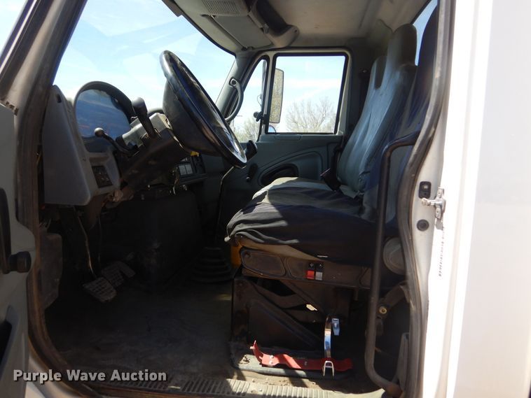 image for item KS9948 2006 International 4200  utility / service truck