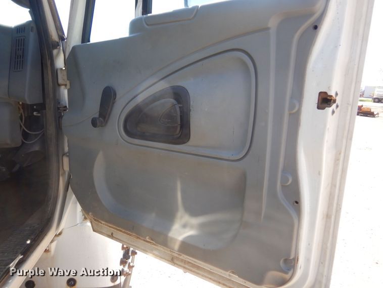 image for item KS9948 2006 International 4200  utility / service truck