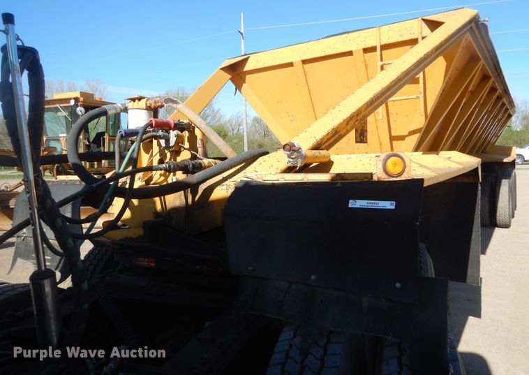 image for item KS9952 1986 Red River  live bottom trailer