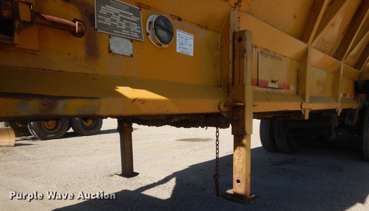 image for item KS9952 1986 Red River  live bottom trailer