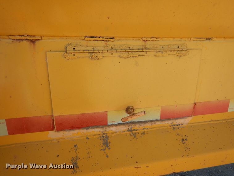 image for item KS9952 1986 Red River  live bottom trailer