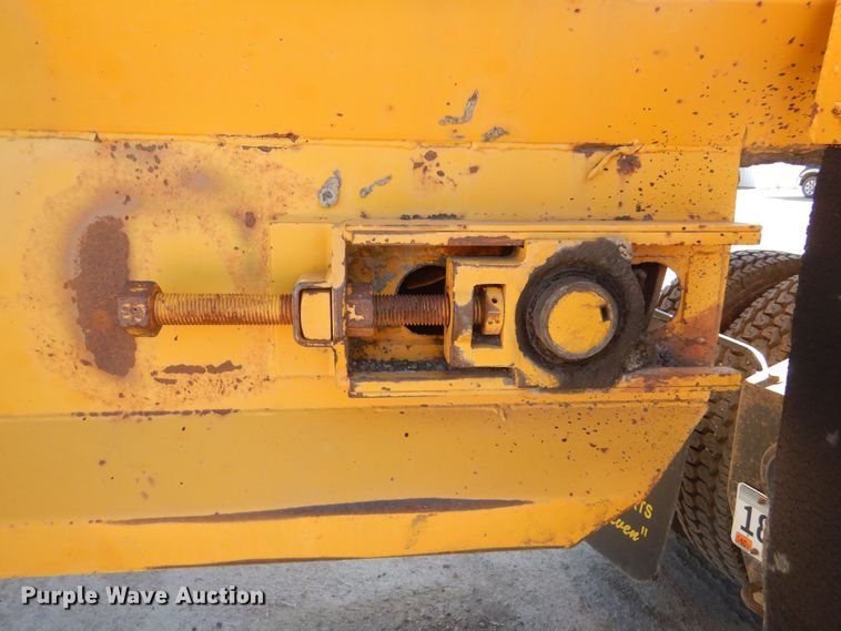 image for item KS9952 1986 Red River  live bottom trailer