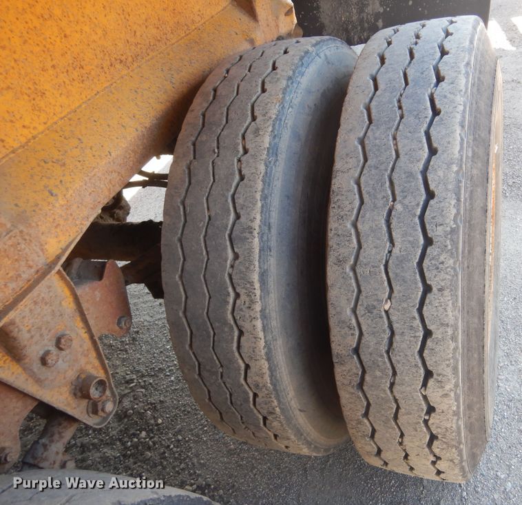 image for item KS9952 1986 Red River  live bottom trailer