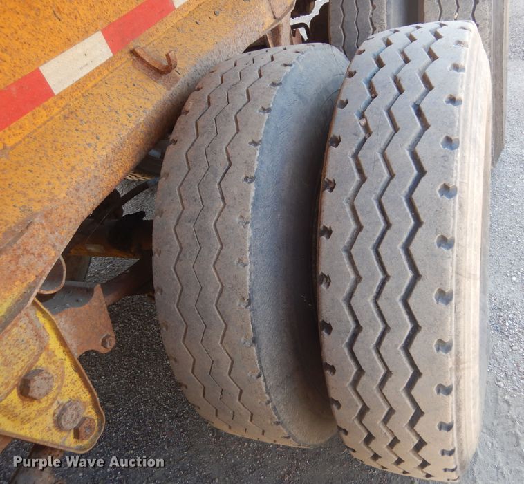 image for item KS9952 1986 Red River  live bottom trailer