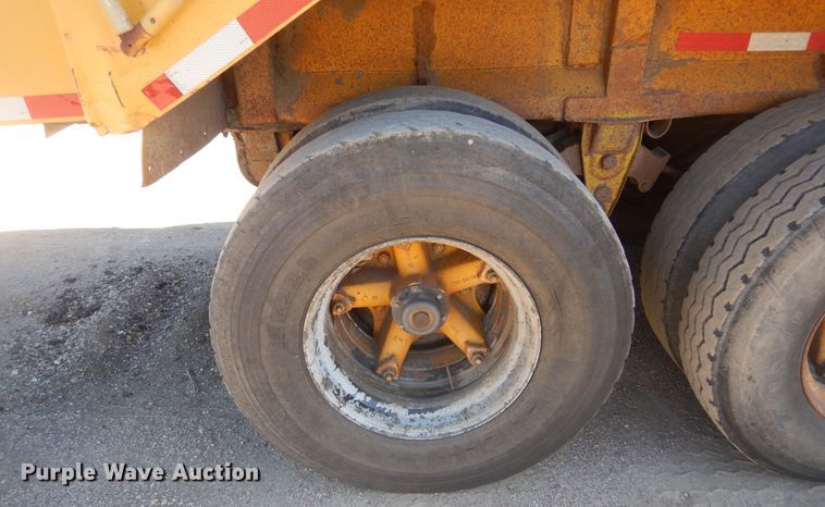 image for item KS9952 1986 Red River  live bottom trailer