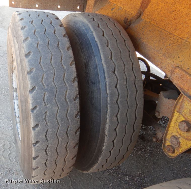 image for item KS9952 1986 Red River  live bottom trailer