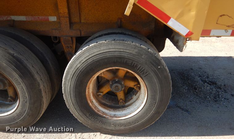 image for item KS9952 1986 Red River  live bottom trailer