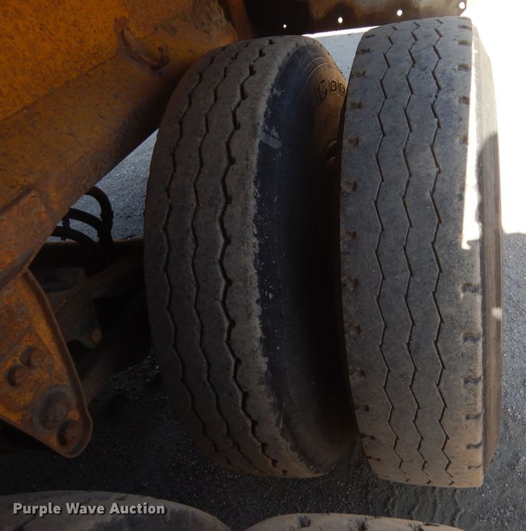 image for item KS9952 1986 Red River  live bottom trailer