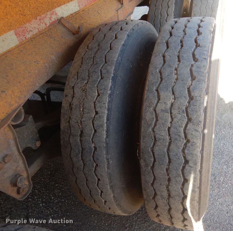 image for item KS9952 1986 Red River  live bottom trailer