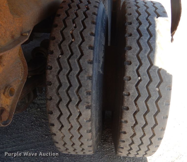 image for item KS9952 1986 Red River  live bottom trailer