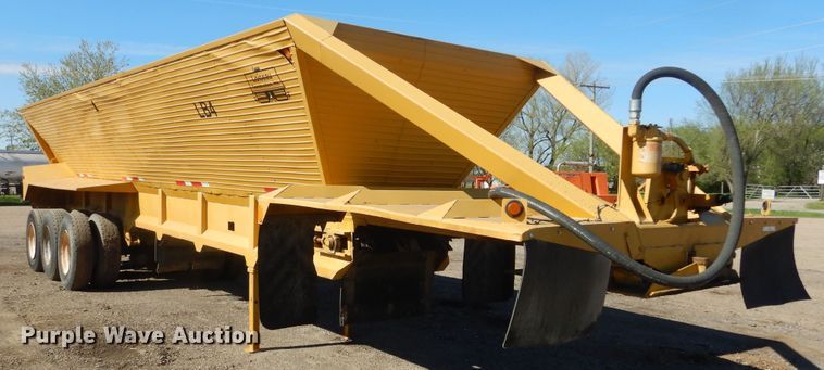 image for item KS9953 1987 Red River  live bottom trailer