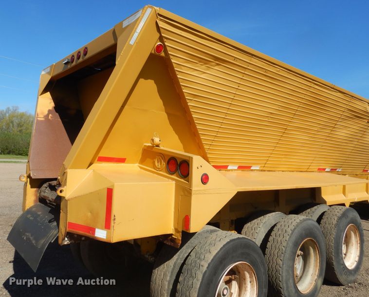 image for item KS9953 1987 Red River  live bottom trailer