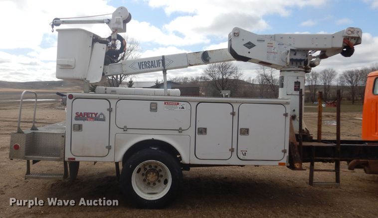 image for item KT9008 1996 International 4700  bucket truck