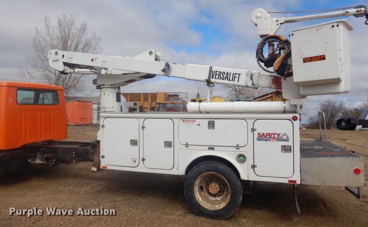 image for item KT9008 1996 International 4700  bucket truck