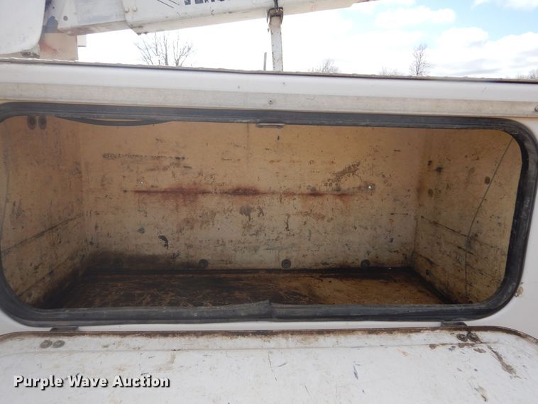 image for item KT9008 1996 International 4700  bucket truck