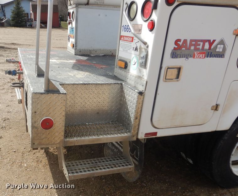 image for item KT9008 1996 International 4700  bucket truck