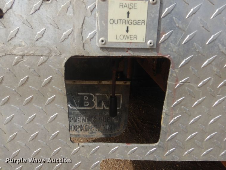 image for item KT9008 1996 International 4700  bucket truck