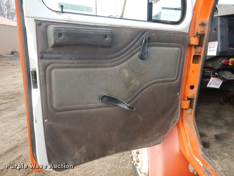 image for item KT9008 1996 International 4700  bucket truck