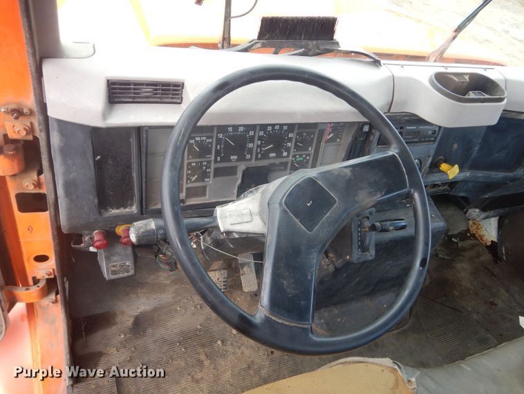 image for item KT9008 1996 International 4700  bucket truck