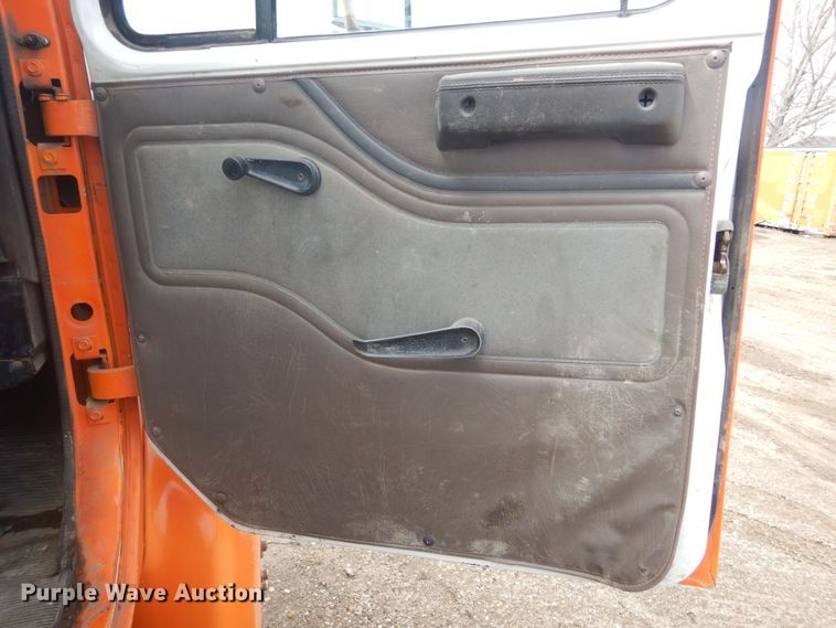 image for item KT9008 1996 International 4700  bucket truck