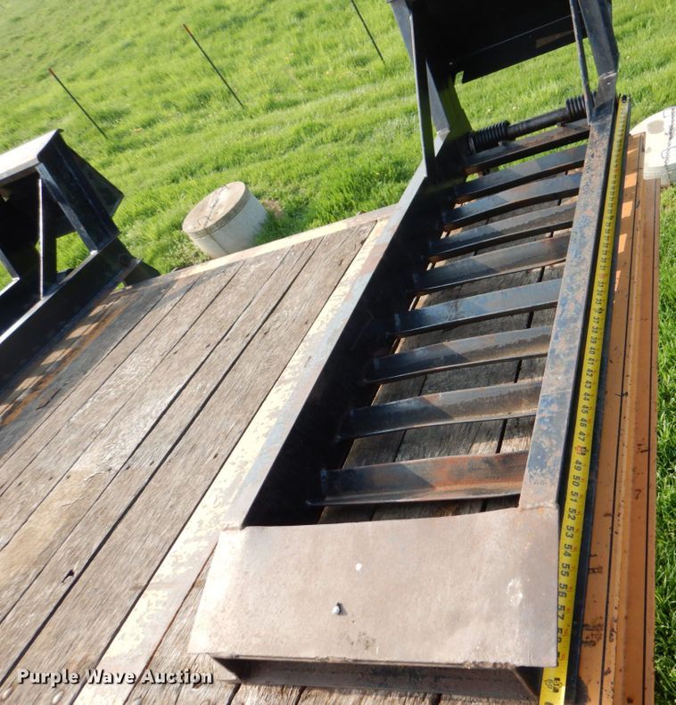 image for item MF9063 2007 Redi Haul R25210  equipment trailer