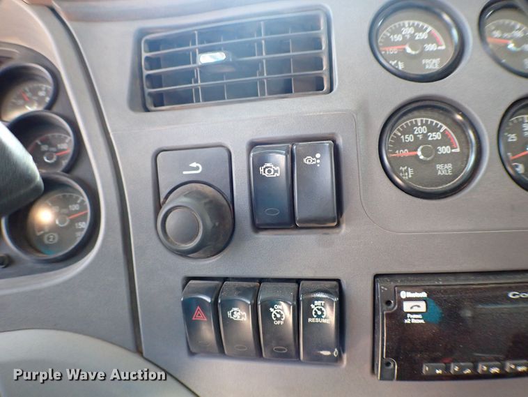 image for item MF9340 2016 Peterbilt 579  dump truck