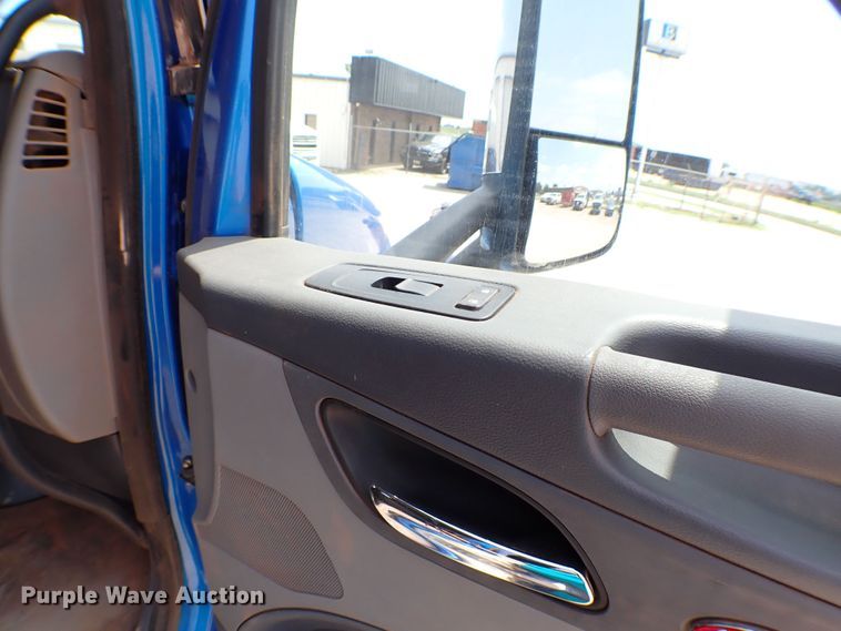 image for item MF9340 2016 Peterbilt 579  dump truck