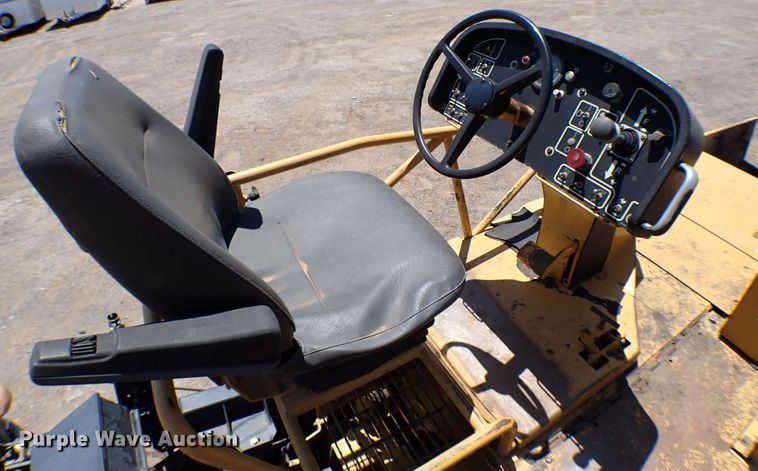 image for item MF9365 2007 Caterpillar AP1055D  paver