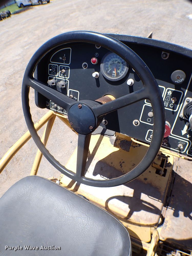 image for item MF9365 2007 Caterpillar AP1055D  paver