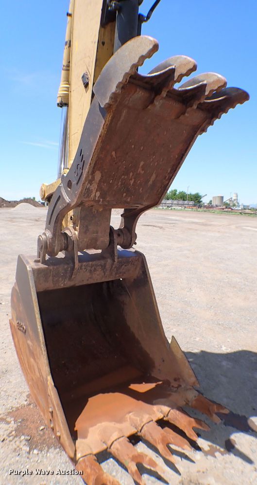 image for item MF9376 2007 Komatsu PC220LC-8  excavator