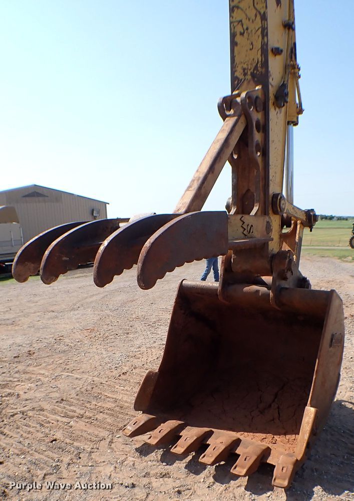 image for item MF9401 1999 Komatsu PC200LC-6  excavator