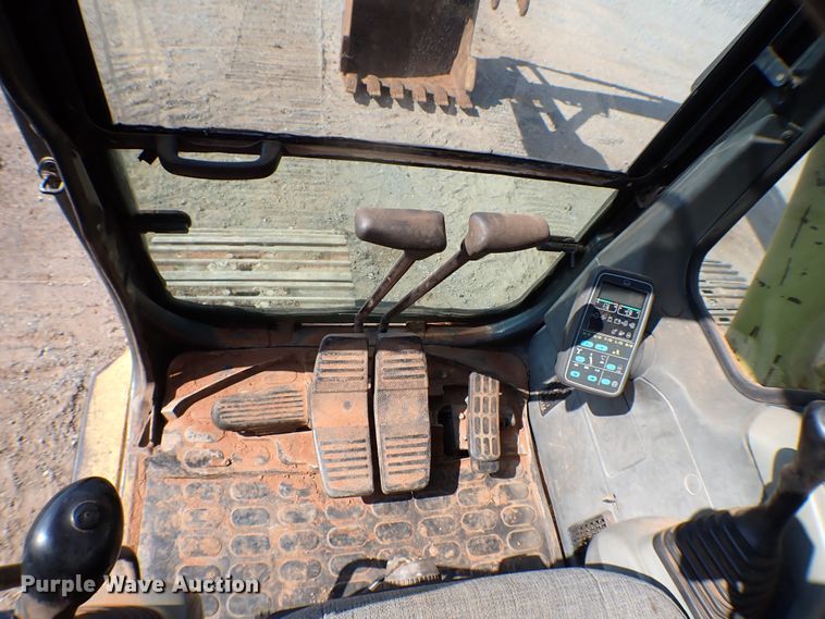 image for item MF9401 1999 Komatsu PC200LC-6  excavator