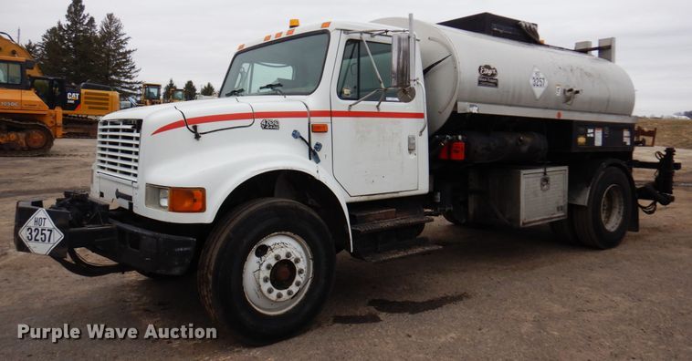 image for item MF9554 1999 International 4700  oil distributor truck