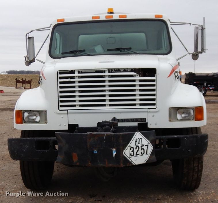 image for item MF9554 1999 International 4700  oil distributor truck