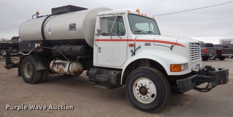 image for item MF9554 1999 International 4700  oil distributor truck