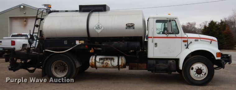 image for item MF9554 1999 International 4700  oil distributor truck