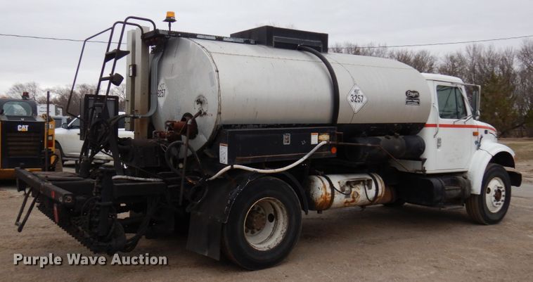 image for item MF9554 1999 International 4700  oil distributor truck