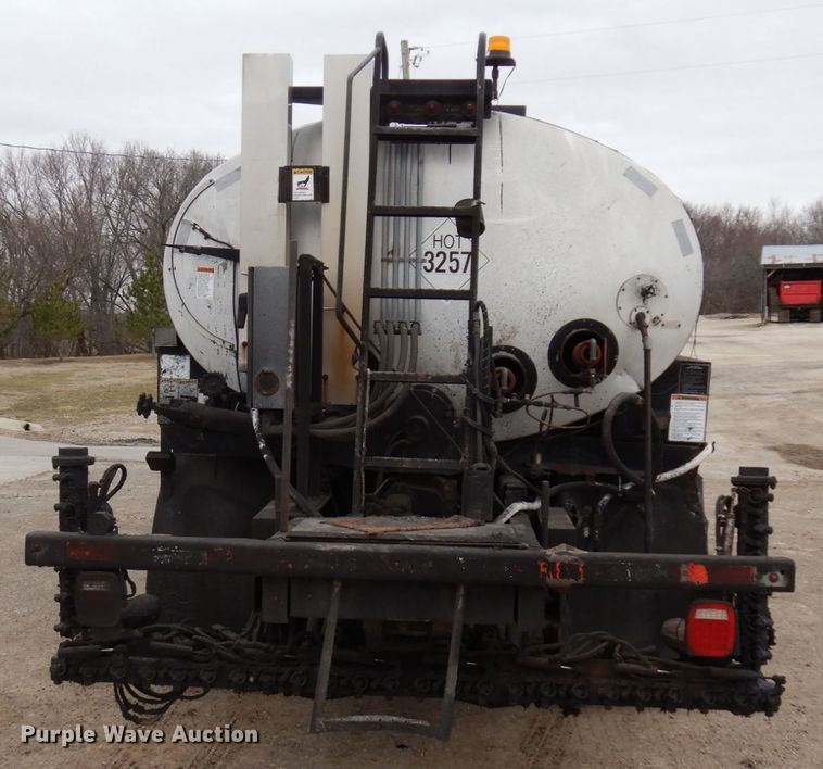 image for item MF9554 1999 International 4700  oil distributor truck