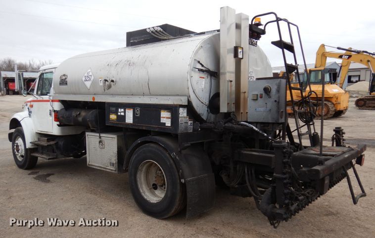 image for item MF9554 1999 International 4700  oil distributor truck