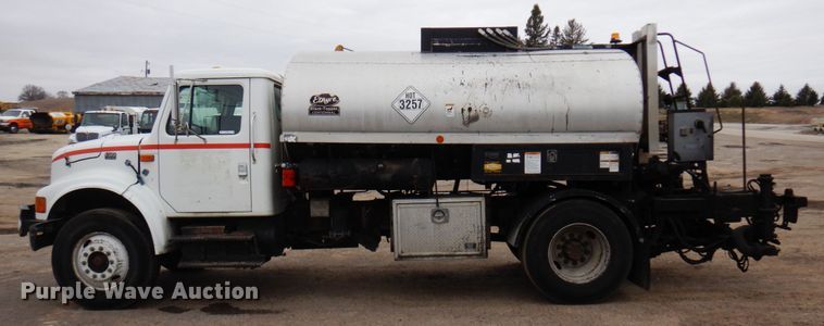 image for item MF9554 1999 International 4700  oil distributor truck