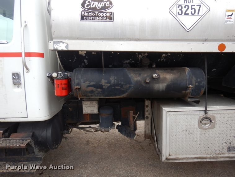 image for item MF9554 1999 International 4700  oil distributor truck