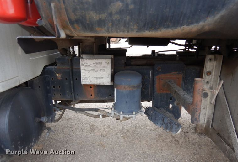 image for item MF9554 1999 International 4700  oil distributor truck