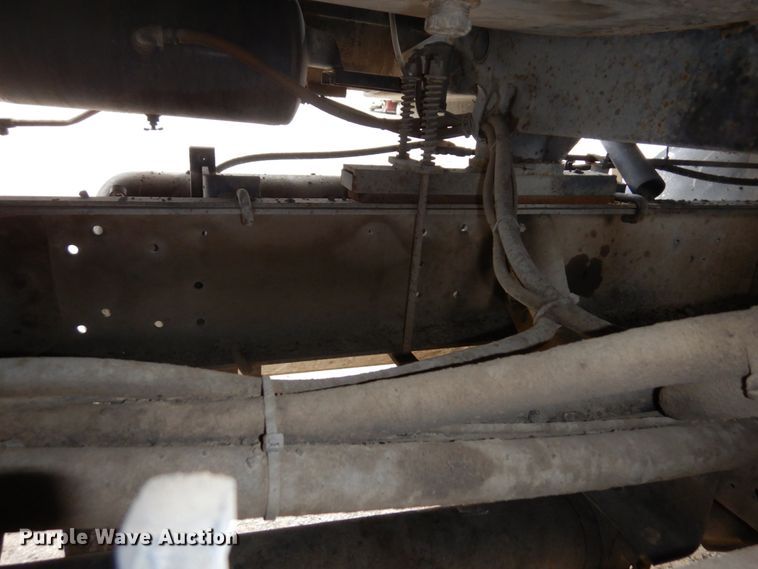 image for item MF9554 1999 International 4700  oil distributor truck